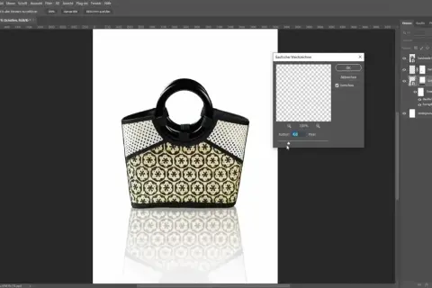 Sac à main avec un effet miroir créé avec Photoshop. Le filtre "Gaußscher Weichzeichner" est visible.
