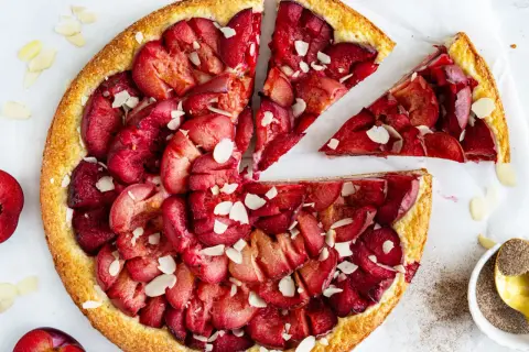 Ein schneller Pflaumenkuchen mit Quark, belegt mit saftigen Pflaumen und Mandelsplittern. Perfekt für den Kaffeetisch!