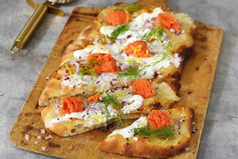 Flatbread med krämig topping, rom och dill. Ett enkelt ricotta recept som passar perfekt som förrätt eller tilltugg.