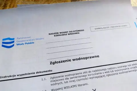 Formularz "Zgłoszenie wodnoprawne" z logo Wód Polskich. Dokument zawiera sekcje dotyczące nadzoru wodnego i instrukcji wypełniania.