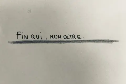 Fin qui, non oltre." Una frase scritta a mano su carta, che suggerisce come farsi rispettare in amore, ponendo dei limiti chiari.