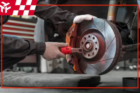 Mechanik sprawdza tarczę hamulcową, upewniając się, że jej **minimalna grubość tarczy hamulcowej** jest zachowana dla bezpieczeństwa.