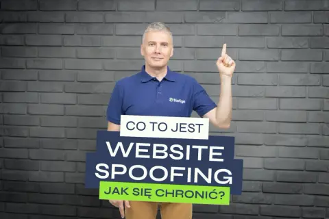 Mężczyzna wyjaśnia, co to website spoofing i jak się chronić.