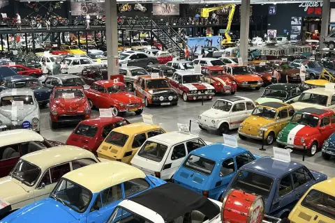 W muzeum motoryzacji Oława zobaczysz kolekcję klasycznych samochodów, od małych Fiatów po większe modele.