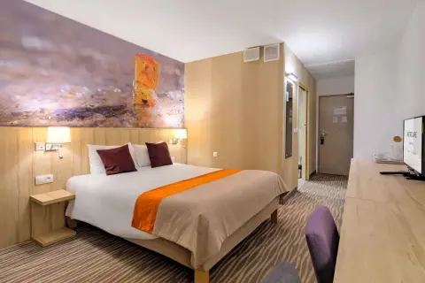 Pokój hotelowy z łóżkiem, tapetą z bursztynem i widokiem na morze, idealny na pobyt w Posejdon Gdańsk.