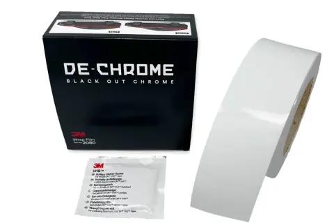 Kit 3M per eliminare le finiture cromate delle macchine. Include pellicola, detergente e istruzioni.