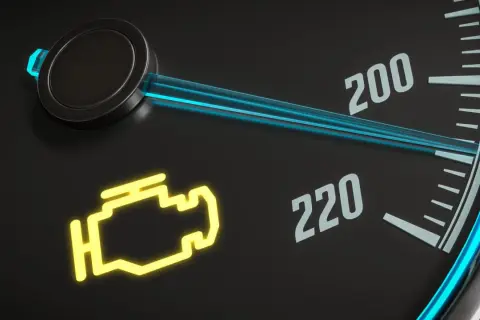 Gelbe Motorleuchte leuchtet auf dem Armaturenbrett. Ein Warnsignal, das auf ein Problem mit dem Motor hinweist.