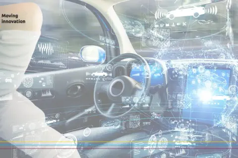 Interno di un'auto con interfaccia futuristica che mostra dati e grafici, simboleggiando la guida autonoma e l'innovazione tecnologica.