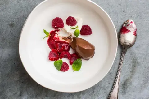 Chokladpudding med hallon och mynta. Ett elegant chokladpudding recept som ser lika gott ut som det smakar.
