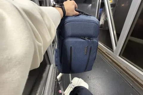 Podróż z plecakiem i walizką. Czy oprócz plecaka można mieć torebkę Ryanair?