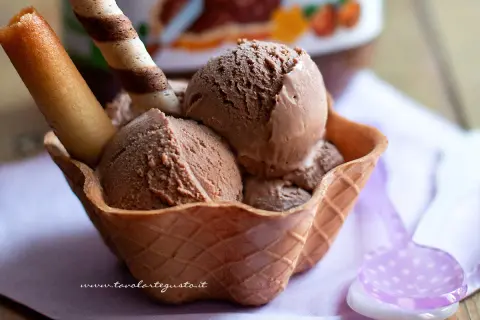 Coppa di gelato alla nutella fatto in casa, con cialda croccante e biscotti.
