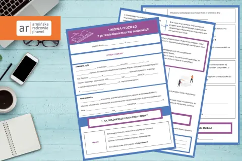 Przykłady umów o dzieło z przeniesieniem praw autorskich. Dokumenty prawne, laptop, telefon i kawa na drewnianym tle.