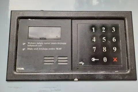Domofon PROEL z klawiaturą numeryczną i wyświetlaczem. Zastanawiasz się, czy można zmienić kod do domofonu?