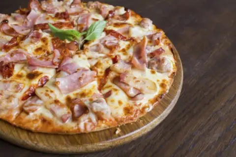 Recette pizza maison facile: le secret d'une pâte et cuisson réussies