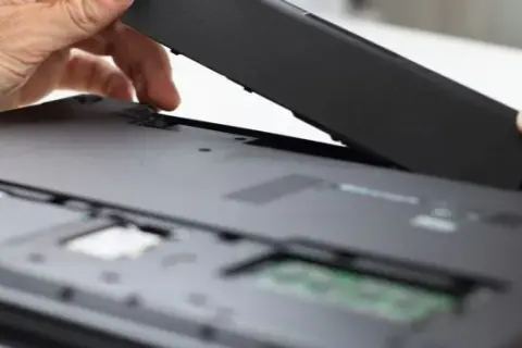 Gdzie jest bateria w laptopie Acer? Odkryj łatwe sposoby na jej wymianę