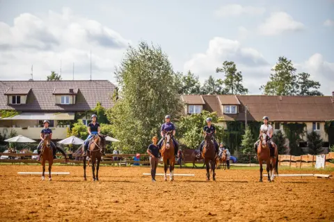 Jeźdźcy na koniach podczas treningu w pony club okrzeszyn.