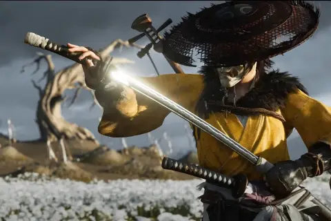 Ein Samurai mit Maske und gelbem Gewand zieht sein glänzendes Schwert. Ein Ausblick auf Ghost of Tsushima 2.