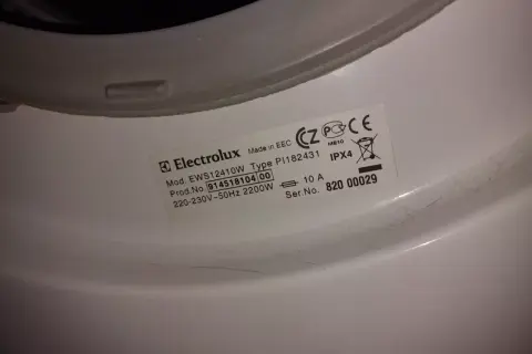 Naklejka na pralce Electrolux EWS12410W z numerem seryjnym 820 00029. Może to być pomocne przy diagnozowaniu błędu E40.