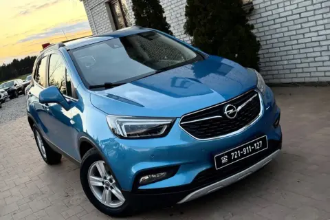 Błękitny Opel Mokka, używane auto w atrakcyjnej cenie. Idealny do miasta i na wycieczki.
