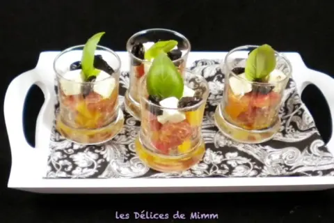 Quatre verrines colorées, parfaites pour 10 recettes de verrines faciles. Tomates, mozzarella, olives et basilic.
