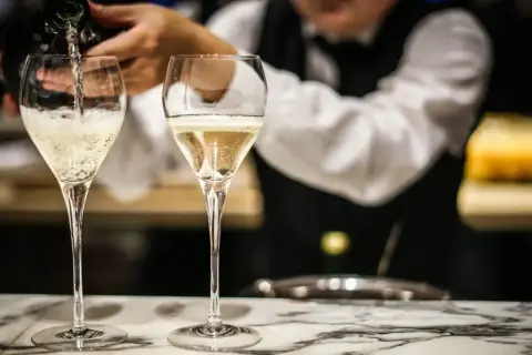 Szukasz czym zastąpić prosecco? Bąbelki w kieliszku, nalewane z butelki, tworzą elegancką atmosferę.