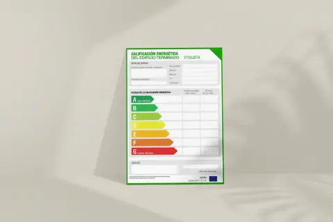 Etiqueta de certificado energético vivienda, mostrando la escala de calificación de A (más eficiente) a G (menos eficiente).