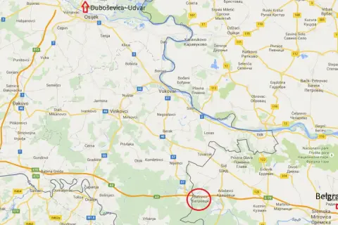 Mapa pokazuje drogi i miasta w Serbii, zaznaczając Batrovci. Czy Serbia jest bezpieczna? Mapa nie odpowiada, ale pokazuje infrastrukturę.