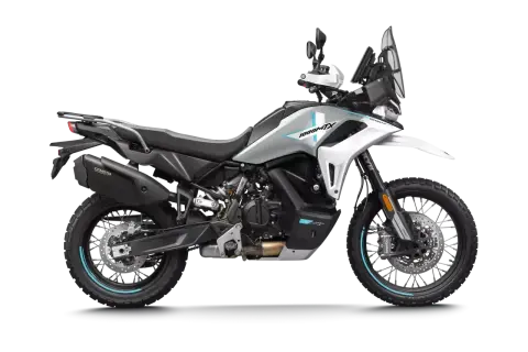 Una moto de aventura blanca y plateada, modelo 1000MTX de CF Moto, lista para explorar.