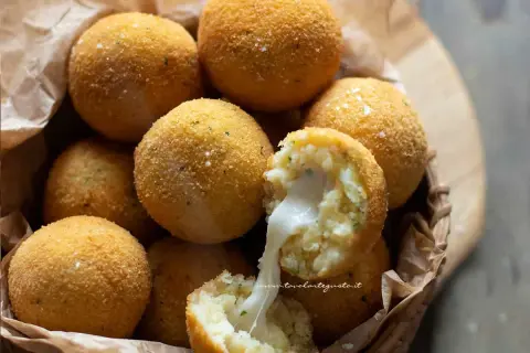 Deliziose polpette di patate dorate e croccanti, con un cuore filante di formaggio.