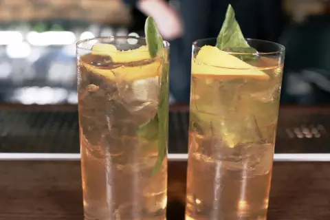 Kruszon drink - przepis na orzeźwiający napój z białym winem