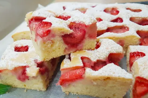 Pyszny przepis na ciasto maślane z owocami, które zaskoczy każdego