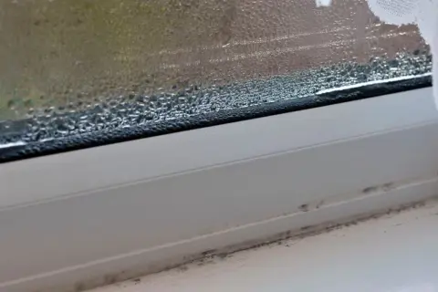 Dlaczego mam zaparowane okna w domu? Oto przyczyny i rozwiązania
