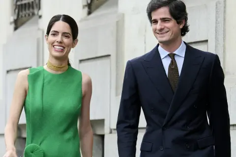 Los duques de Huéscar, Sofía Palazuelo y Fernando Fitz-James Stuart, sonríen mientras pasean.