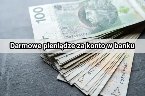 Stos banknotów 100 zł. Tekst na obrazku: "Darmowe pieniądze za konto w banku". Sugeruje to łatwe wpływy na konto.