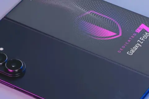 Ciemny, składany smartfon Samsung Galaxy Z Fold 7 z potrójnym aparatem i neonowym wzorem.