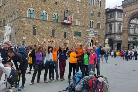 Un gruppo di escursionisti festeggia a Firenze, pronto per le tappe della Via degli Dei.