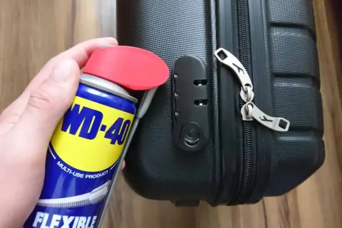 Czym smarować zamek w samochodzie? Ekspert radzi, unikaj WD-40!