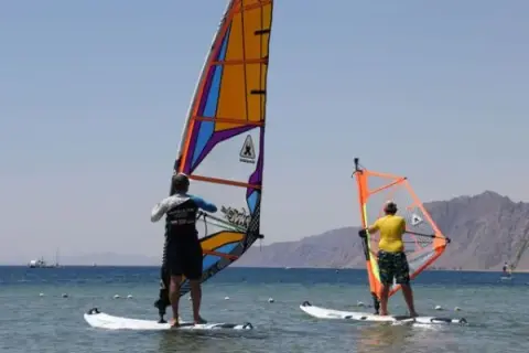 Windsurfing: jaką deskę wybrać? Poradnik dla początkujących i nie tylko