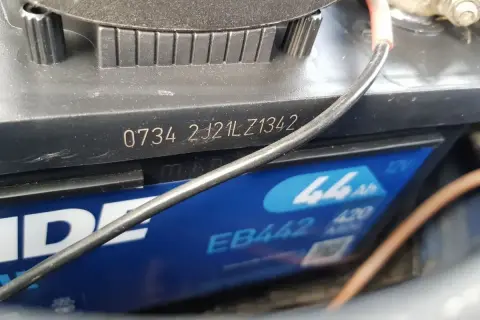 Na akumulatorze widoczny kod 0734 2J21LZ1342, który może oznaczać datę produkcji akumulatora.