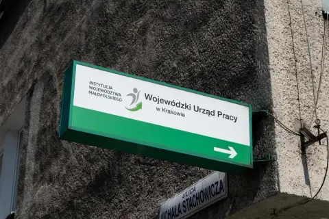 Tablica Wojewódzkiego Urzędu Pracy w Krakowie. Dowiedz się, komu nie przysługuje zasiłek dla bezrobotnych.