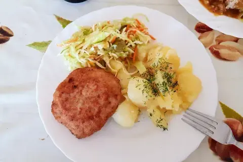 Gdzie zjeść domowy obiad w Ustce? Odkryj sekrety lokalsów!