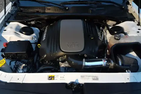 Potężne silniki V8 HEMI w Dodge Challengerze, gotowe do akcji.