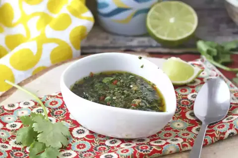En skål med färsk chimichurri, perfekt för grillat. Här är ett enkelt chimichurri recept!
