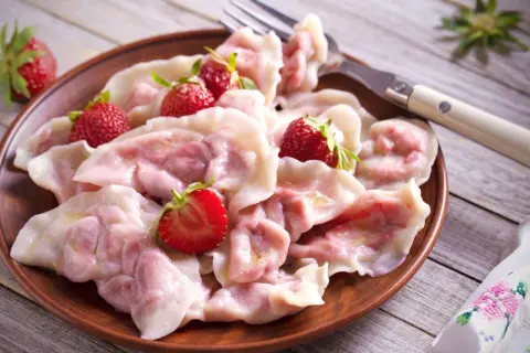 Pyszne pierogi z truskawkami, jak u babci! Idealne na letni deser.