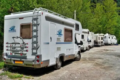 Autocaravanas Weinsberg en fila, ideales para tu próxima aventura. ¡Oportunidad de venta de autocaravanas en Alemania!