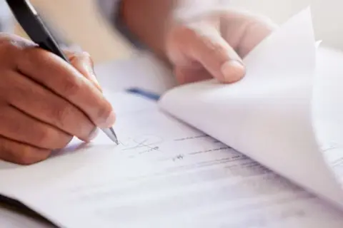 Przegląd techniczny budynku: umowa o dzieło czy zlecenie? Sprawdź różnice