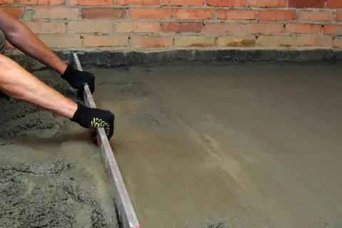 Piasek czy żwir do wylewki? Poznaj najlepszy wybór dla swojego domu