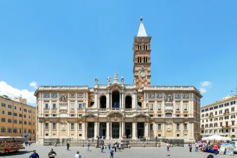 Bazylika Santa Maria Maggiore w Rzymie, z charakterystyczną wieżą zegarową, na tle błękitnego nieba.