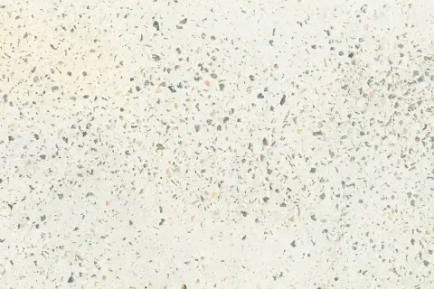 Suelo de terrazo con incrustaciones de piedra gris y beige. ¿Cuánto cuesta pulir un suelo de terrazo?
