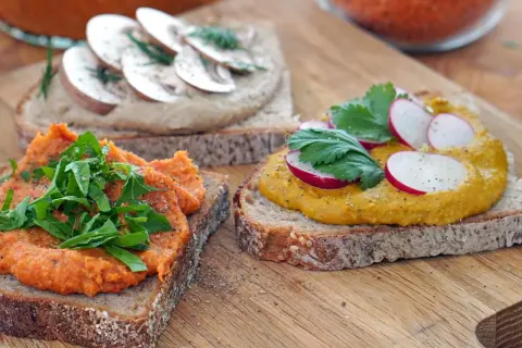 Herzhafte Brotaufstriche selber machen: Rote Linsen-Aufstrich mit Rucola, Pilz-Aufstrich mit Dill und gelber Aufstrich mit Radieschen auf Vollkornbrot.
